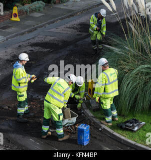 Un Conway roadworks equipaggio che stabilisce il nuovo asfalto su una strada di Londra. Foto Stock