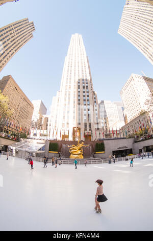 Il Rockefeller Center pista di pattinaggio su ghiaccio nel centro di Manhattan a New York City, NY, Stati Uniti d'america, U.S.A. Foto Stock