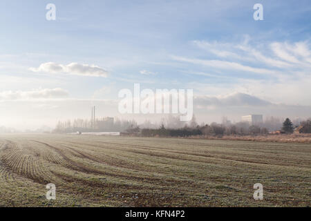 Inquinamento di smog sulle lontane city line Foto Stock