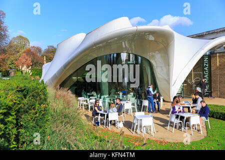 Sackler Serpentine Gallery esterno con la rivista Ristorante interno progettato dall'architetto Zaha Hadid, Hyde Park, London, Regno Unito Foto Stock