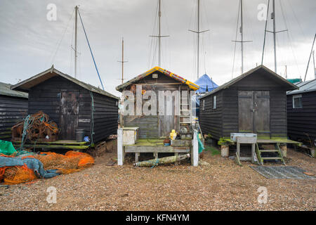 Suffolk Coast, vista di una fila di tre vecchie capanne da pesca a Felixstowe Ferry, Suffolk, Regno Unito. Foto Stock