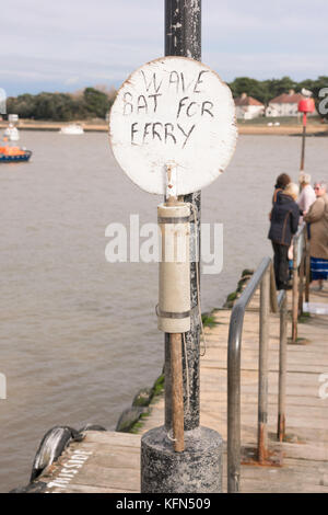 Felixstowe Ferry Suffolk, bat utilizzati da Felixstowe-lato passeggeri per evocare il traghetto quando ormeggiato sull'altro lato del fiume Deben, Suffolk, Regno Unito Foto Stock