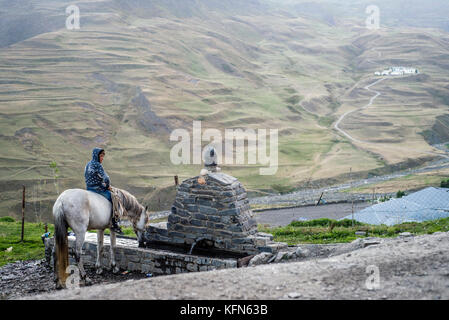 La vita quotidiana nel villaggio più alto dell'Azerbaigian. Khinalig è un antico villaggio nel profondo di monti caucasici sull'altezza di più di 2.300 metri sopra il livello del mare. Foto Stock