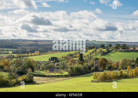 Poco Rollright in autunno il sole del mattino, Cotswolds, West Oxfordshire, Inghilterra Foto Stock