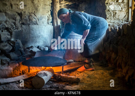 Le donne fanno il pane nella cucina di casa sua nel villaggio Khinalig, regione Quba, Azerbaigian. Khinalig è un antico villaggio nel profondo di monti caucasici sull'altezza di più di 2.300 metri sopra il livello del mare. Foto Stock