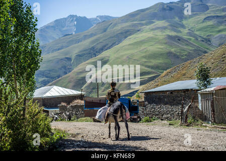 La vita quotidiana nel villaggio più alto dell'Azerbaigian. Khinalig è un antico villaggio nel profondo di monti caucasici sull'altezza di più di 2.300 metri sopra il livello del mare. Foto Stock