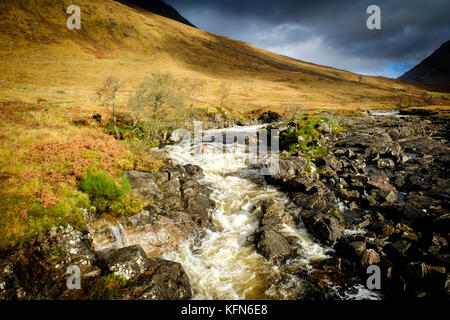 Il fiume etive in speight come fluisce attraverso glen etive, Highlands della Scozia Foto Stock