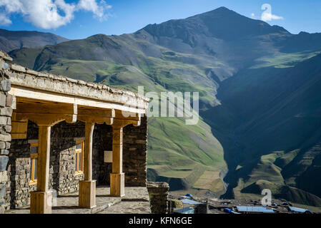 Moschea sulla parte superiore del villaggio khinalig. khinalig è un antico villaggio nel profondo di monti caucasici sull'altezza di più di 2.300 metri sopra il livello del mare. Foto Stock