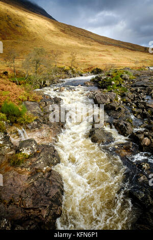 Il fiume Etive in speight come fluisce attraverso Glen Etive, Highlands della Scozia Foto Stock