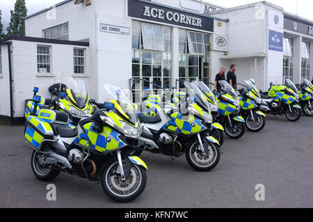 Una linea della polizia moto parcheggiata fuori l'Ace Cafe a Londra Foto Stock