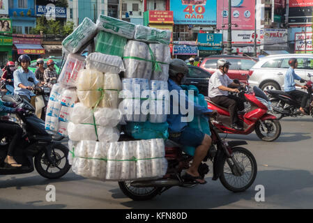 Carico pazzo sul retro di un ciclomotore, Ngã sáu Cộng hoà, Hồ Chí Minh City, Viet Nam Foto Stock