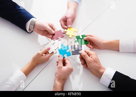 Lavoro di squadra di partner. concetto di integrazione e di avvio con i pezzi del puzzle Foto Stock