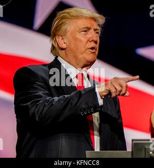 Cleveland Ohio, USA, 21 luglio , 2016 Donald Trump sul palco durante i controlli audio in quicken arena per la convention nazionale repubblicana Foto Stock