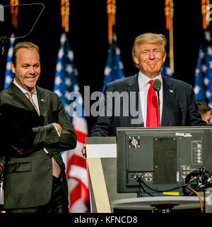 Cleveland Ohio, USA, 21 luglio , 2016 Donald Trump e Rick gates sul palco durante i controlli audio in quicken arena per la convention nazionale repubblicana Foto Stock