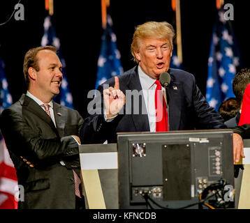Cleveland Ohio, USA, 21 luglio , 2016 Donald Trump e Rick gates sul palco durante i controlli audio in quicken arena per la convention nazionale repubblicana Foto Stock
