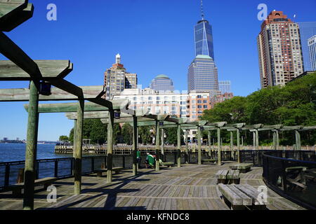 South cove park, waterfront a Battery Park City con lo sfondo del WTC freedom tower, New York City, NY, Stati Uniti d'America Foto Stock