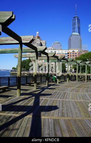 South cove park, waterfront a Battery Park City con lo sfondo del WTC freedom tower, New York City, NY, Stati Uniti d'America Foto Stock