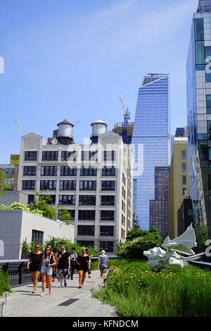 I visitatori di camminare sulla new york city highline (un elevato giardino), new york, ny, Stati Uniti d'America Foto Stock