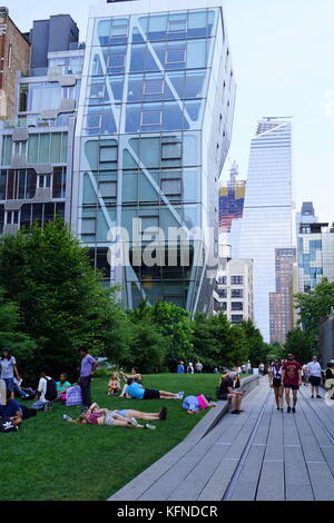 I visitatori di camminare sulla new york city highline (un elevato giardino), new york, ny, Stati Uniti d'America Foto Stock