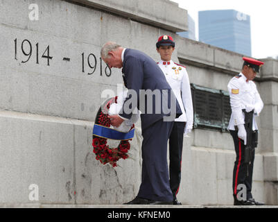 Il Principe del Galles depone una corona durante un evento commemorativo al Cenotafe, a Singapore. Foto Stock