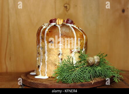 Pane dolce Natale pudding cin frutta secca e glassata e bevande frizzanti Foto Stock