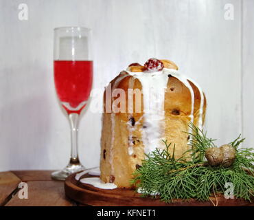 Pane dolce Natale pudding cin frutta secca e glassata e bevande frizzanti Foto Stock