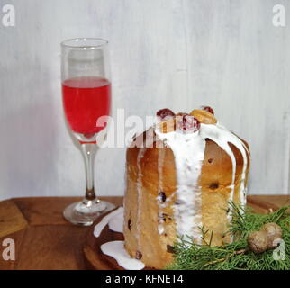 Pane dolce Natale pudding cin frutta secca e glassata e bevande frizzanti Foto Stock