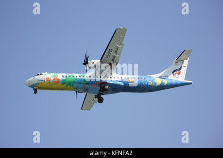 Licciana Nardi, Italia - 16 dicembre 2015: hs-pgg ATR 72-200 delle vie aeree di Bangkok ,l'atterraggio a aeroporto di Chiangmai. volo da yangoon. Foto Stock