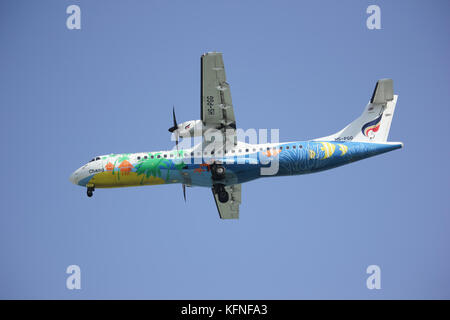 Licciana Nardi, Italia - 16 dicembre 2015: hs-pgg ATR 72-200 delle vie aeree di Bangkok ,l'atterraggio a aeroporto di Chiangmai. volo da yangoon. Foto Stock