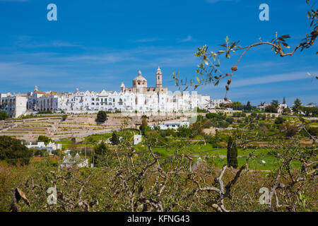 Locorotondo (puglia, italia) - Vista del piccolo e pittoresco villaggio nel sud italia Foto Stock