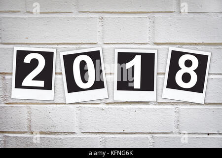 2018 in instant photo frame su un muro di mattoni Foto Stock