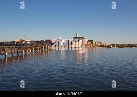 Lesina (puglia, italia) - Lago di Lesina e il villaggio al tramonto Foto Stock