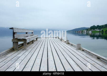 Foschia mattutina sul villaggio norheimsund Foto Stock