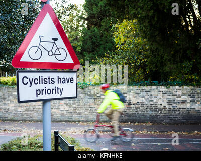 Safer Cycling - Cycling Safety - Bike Safety - i ciclisti hanno la priorità quando una strada laterale attraversa una pista ciclabile a Cambridge UK Foto Stock