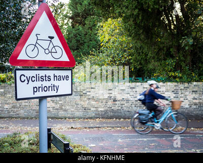 Safer Cycling - Cycling Safety - Bike Safety - i ciclisti hanno la priorità quando una strada laterale attraversa una pista ciclabile a Cambridge UK Foto Stock
