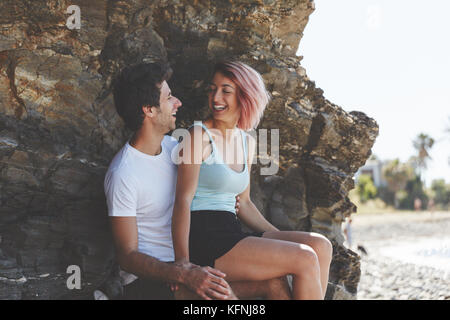 Ritratto di felice ragazza seduta sul suo fidanzato giro ridendo Foto Stock