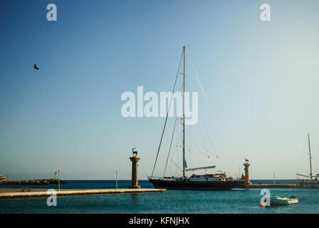 Mandraki Harbour, l' isola di Rodi, Grecia Foto Stock