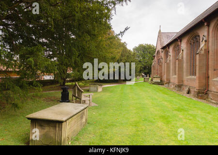 Santa Maria la Vergine Chiesa Overton su Dee Galles del Nord home del Overton yew alberi una delle sette meraviglie del Galles Foto Stock