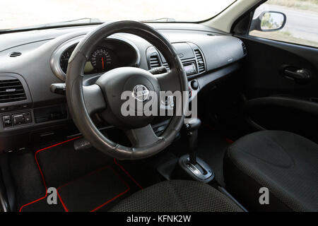DNIPRO, Ucraina - 10 agosto 2016: Nissan Micra, interno Foto Stock