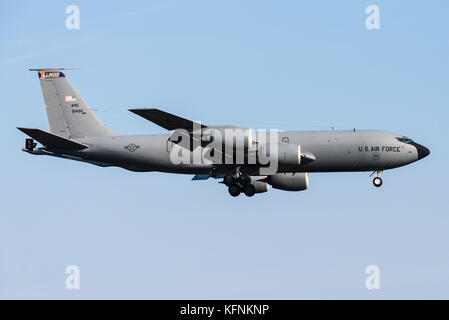 Un Boeing KC-135 Stratotanker del USAF è pronto a terra alla Geilenkirchen NATO airbase in Germania. Foto Stock