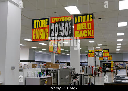 La chiusura del negozio vendita segno 2017 all'interno di Sears Canada department store di Capilano Mall, North Vancouver, BC, Canada Foto Stock