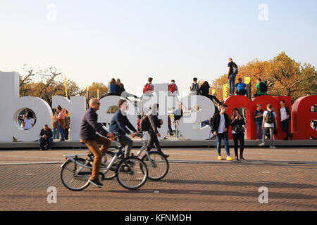 L'iconico mi segno di Amsterdam di fronte al Rijksmuseum, in autunno, di Amsterdam, in Olanda, in Europa Foto Stock