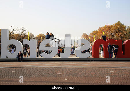 L'iconico mi segno di Amsterdam di fronte al Rijksmuseum, in autunno, di Amsterdam, in Olanda, in Europa Foto Stock