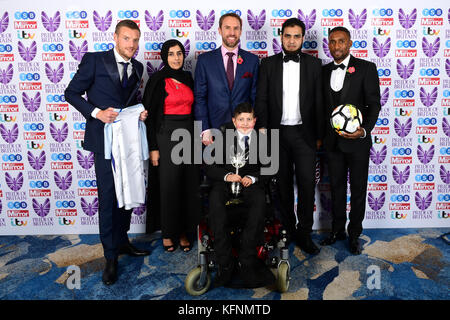 Gareth Southgate (centro indietro) Jermaine Defoe (destra) e jamie Vardy presentano Moin Young il premio Child/Teenager of Courage durante il Pride of Britain Awards 2017, a Grosvenor House, Park Street, Londra. Data immagine: Lunedì 30 ottobre. Il credito fotografico dovrebbe essere: Ian West/PA Wire Foto Stock
