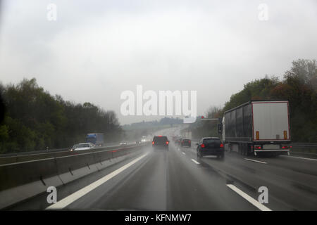 Maltempo sull'autostrada / Testo su indicazioni in tedesco: inceppamento di traffico Foto Stock