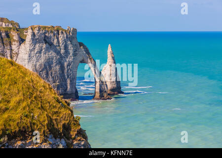 Scogliere specifici in etretat nella parte superiore-regione della Normandia nel nord della Francia a bassa marea: l'ago rock e arco in pietra. Foto Stock