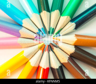 Matite colorate in cerchio, vicino la vista sui suggerimenti Foto Stock