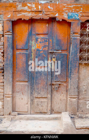 Bhaktapur, nepal - Novembre 04, 2017: vecchia porta di legno a bhaktapur Foto Stock