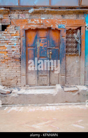 Bhaktapur, nepal - Novembre 04, 2017: vecchia porta di legno a bhaktapur Foto Stock