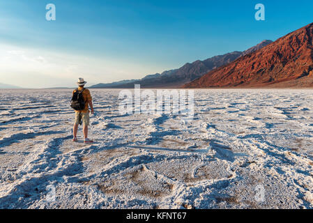 Badwater al tramonto nel Parco Nazionale della Valle della Morte Foto Stock